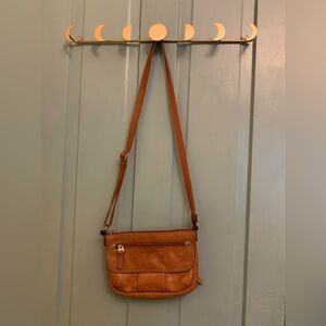 Fossil crossbody, leather, EUC, lots of pockets & card slots for the essentials!